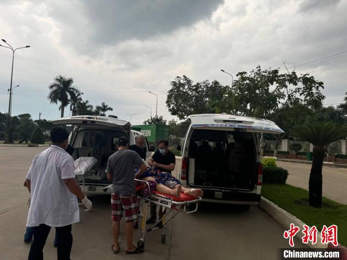 中新健康|中国援柬中医医疗队救死扶伤 力保同胞千里平安转运