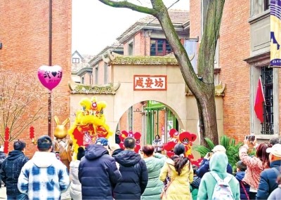 江岸新春主题活动拉动消费超亿元巴公房子门前聚满游客