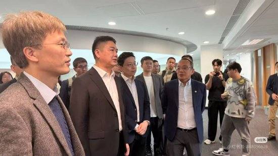 传刘强东现身香港科技大学参观人工智能！此前有消息称重回业务一线，亲自指导创新业务，带队同合作伙伴沟通